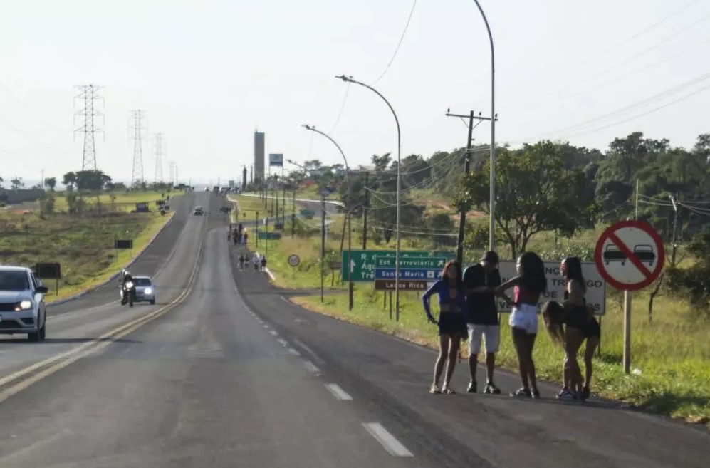 Pedestres no acostamento da rodovia ©Stephanie Dias